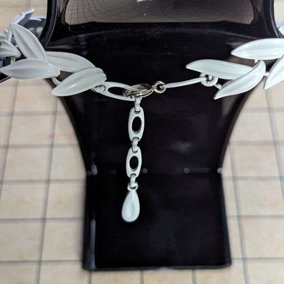 3 for $30 - 80s era vintage white link necklace - Picture 3 of 8